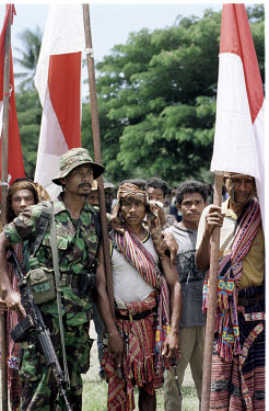 Indonesian soldier with Mahidi militiamen during a pro-Indonesian rally. Mahidi's slogan is "Dead or alive, Integration with Indonesia".