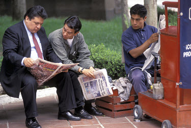 Lunchtime in the Paseo de la Reforma. Businessmen compare newspapers.