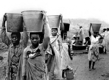 Refugees from Mozambique collecting water.