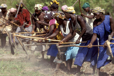 Women preparing fields for the coming rain, near Monjaques.