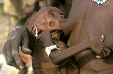 Malnourished mother and child at a supplementary feeding station run by the UN WFP (World Food Programme). The 1998 famine in Southern Sudan affected around 2.6 million people. In the worst-hit region...