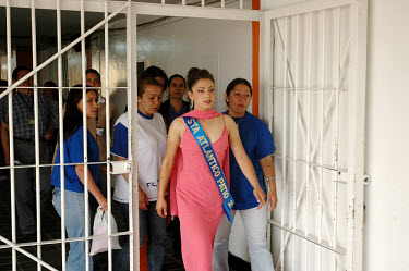 A beauty pageant held at the Buen Pastor women's prison. Seven contestants, ranging from assassins to thieves, left wing guerillas to right wing paramilitaries, vied for the beauty queen prize.