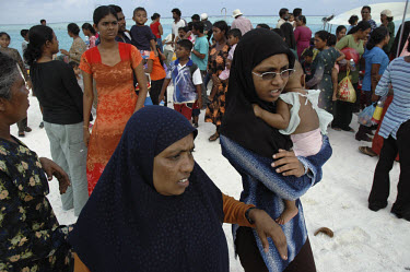 A week after the tsunami which struck South Asia on 26/12/2004, the inhabitants of the island of Dhiffushi return home for the first time. An underwater earthquake measuring 9 on the Richter scale tri...