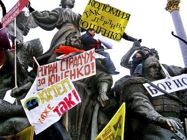 Young demonstrators with placards climb upon statues in the centre of Kiev. Supporters of opposition presidential candidate Viktor Yushchenko gathered in their thousands in the city centre. The mass p...