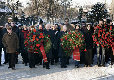 Members of the left wing party PDS at a rally in memory of the socialist leaders Rosa Luxemburg and Karl Liebknecht at the graveyard in Friedrichsfelde in the former GDR. From left to right: Peter Sod...
