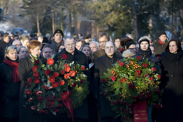 Members of the left wing party PDS at a rally in memory of the socialist leaders Rosa Luxemburg and Karl Liebknecht at the graveyard in Friedrichsfelde in the former GDR. From left to right: Gesine Lo...