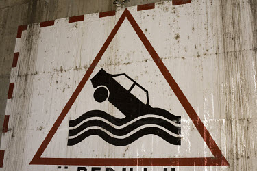 A sign close to the bridge in Mora de Ebro, warning that cars could fall into the river.
