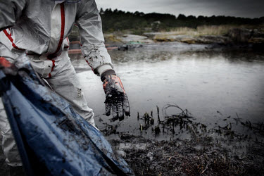 Volunteers cleaning up following an oil spill. The 167 metre long cargo ship Full City ran aground at Saastein, just south of the town of Langesund, carrying around 1,000 tons of heavy oil. More than...
