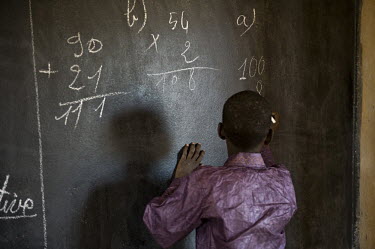 A child does multiplication on the blackboard at school in Bamako, supported by AAdec, one of the local partners of Oxfam Novib and Oxfam International.