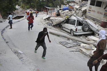 People run as aftershocks make the ground tremble, four days after the earthquake hit Port-au-Prince.A 7.0 magnitude earthquake struck Haiti on 12/01/2010. Early reports indicated that more than 100,0...