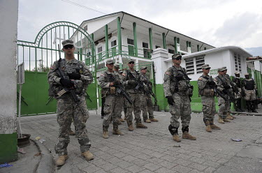 Soldiers of the US Army's 82nd Airborne Brigade guarding the compound of the University Hospital one week after an earthquake hit the country. A 7.0 magnitude earthquake struck Haiti on 12/01/2010. Ea...