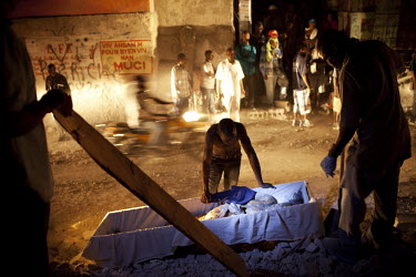 Two weeks after an earthquake hit the city, men retrieve the dead body of a relative and place it in a coffin for burial. They take a last look before closing the coffin.A 7.0 magnitude earthquake str...