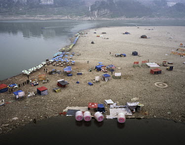 A small settlement on the banks of the Jialing River.