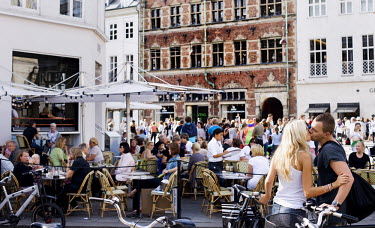 A couple kiss near the Cafe Europa, Amagertorv, Central Copenhagen.