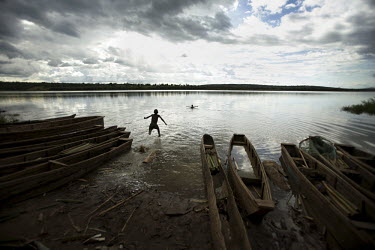 People in Gaharwa Lake, Bugesera District, Rwanda, during the Mother and Child Health Week held in April 2010. This includes a mass drug administration against intestinal worms and schistosomiasis. Ar...