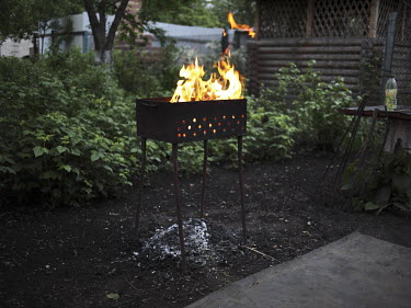 A barbecue using coal from the Navagrodovskaia mine burns in a garden.