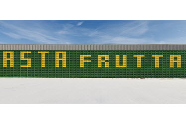 A commercial wholesale fruit market in Altedo.