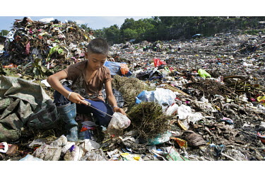 14 year old Rex, a young homeless boy, searches for usefull items to sell in the Olongapo Landfill. He lives, with his parents and nine siblings, on the landfill site.