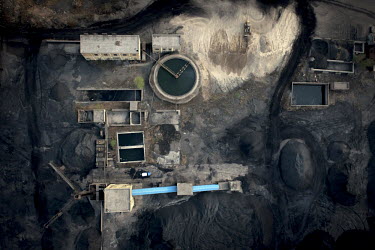 An industrial water treatment and mineral collecting area in Linzhou.