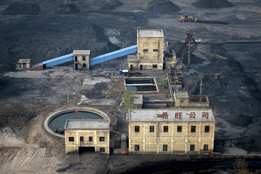A mineral collection factory in Linzhou.