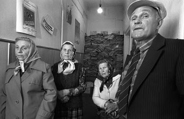 People queue at the office of 'Memorial', an organisation set up in 1988 to investigate crimes carried out under teh Soviet System. In the run-up to Ukrainian independence, government archives became...