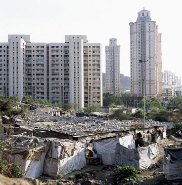 Slums surround the newly built Powei district in Northern Mumbai. With exclusive residential towers, corporate offices and shopping malls, this district is one of the most desirable in Mumbai.