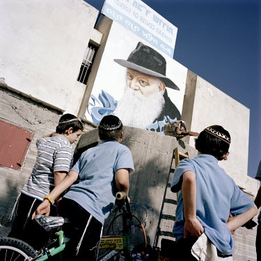 Children look up at a newly painted mural of Shneur Zalman on the front wall of the Chabad Centre.