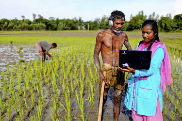 After enquiring about using fertilizer on his crops, Info Lady Mahfuza answers farmer Nojrul Islam's question by showing him an advice video on her laptop. In rural Bangladesh the Info Ladies are brin...