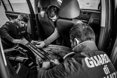 A specialist team from the Italian Guardia di Finanza search a suspect car. Every day several people are caught while trying to smuggle money out of Switzerland. Any amount above 10,000 Euros in cash...