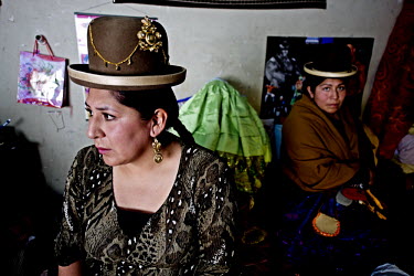 Marta La Altena (aka Jenny Mamani Herrera), a Cholita or wrestler of native Aymara descent, prepares for her Sunday evening bout with the help of her sister. When Cholitas fight they wear traditional...