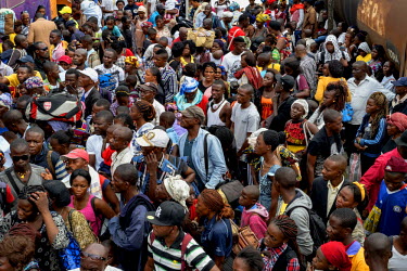 A crowd of commuters at Kinshasa Est railway station.