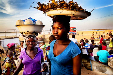 Two young women selling snacks to visitors at the Festival sur le Niger site.