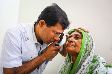 Konka Rani (65) has a vision test at the CDD (Center for disability in Development).