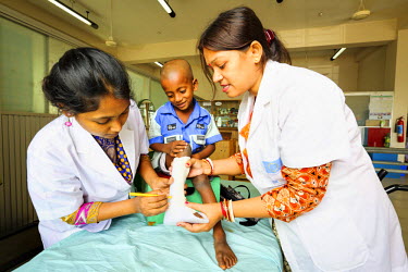 Shompa Roy Chowdhury (assistant coordinator orthosis) is measuring Asif Hasan’s cast for a new AFO (ankle foot orthosis). Asif will receive training to walk after receiving his final artificial leg...