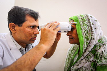 Konka Rani (65) has a vision test at the CDD (Center for disability in Development).