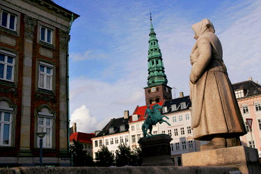 Statues in Nybrogade and buildings on Gammel Strand in the background.