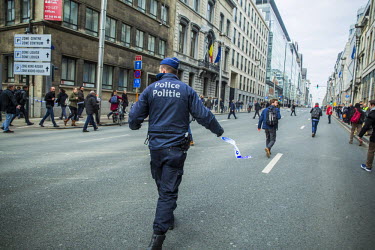 Police clear the Rue de la Loi / Wetstraat in the centre of Brussels near the headquarters of the European Commission, the scene of a terrorist bombing in the Maalbeek Metro station on 22 March 2012 w...
