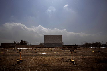 An abandoned drive-in cinema. Hard.Landis a journey through rust belt and blue collar America to meet the people struggling to keep the 'American Dream' alive: middle class people, the unemployed, the...