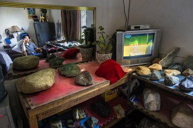 In many hotels in Yin Jiang, black market jade traders have rented rooms on a long-term basis where the stones smuggled from Myanmar are kept until their buyer picks them up. Most of these shops are r...