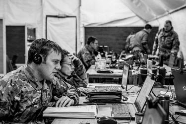Officers from the US and UK armies in the operations room during ARRC (Allied Rapid Reaction Corps).