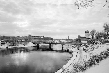 To the left of the bridge over Narva River is the Ivangorob Fortress in Russia. To the right, the Hermanni Linnus Fortress, Estonia.