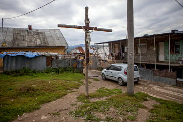 A cross in the centre of the Roma settlement of Podsadek.