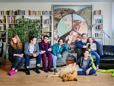 The Jellinek family host Syrian Muslim Kinan, a refugee from Damascus.Every Friday evening, the Jellinek family gathers for Shabbat dinner to recite blessings over wine and good food in their Berlin h...