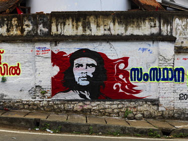 A mural of Che Guevara on a street corner.