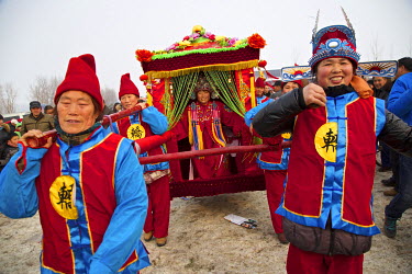 A traditional storyteller, arrives by palanquin, to perform at the Ma Jie folk festival.   For centuries farmers in Henan have gathered during Chinese New Year in the region's wheat fields to listen t...