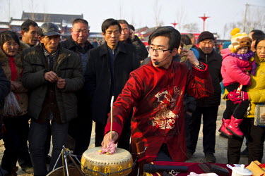A traditional storyteller performs at the Ma Jie folk festival.   For centuries farmers in Henan have gathered during Chinese New Year in the region's wheat fields to listen to bards singing and recou...