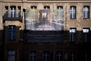 A banner advertises a house for rent at 36 Chausseestrasse in Mitte.