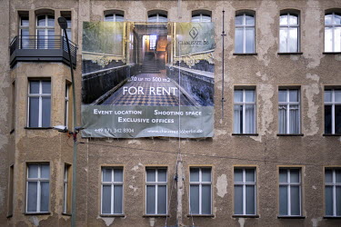 A banner advertises a house for rent at 36 Chausseestrasse in Mitte.