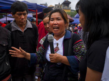 Suong, an advocate in her community, speaking to the public to raise awareness about people trafficking at Bac Ha Market.