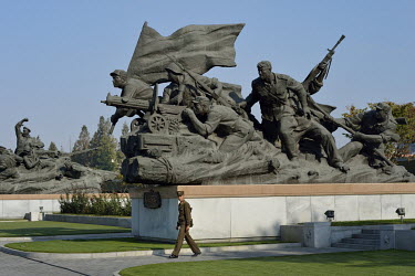 A giant monument in the gardens of the 'Victorious Fatherland Liberation War Museum'.